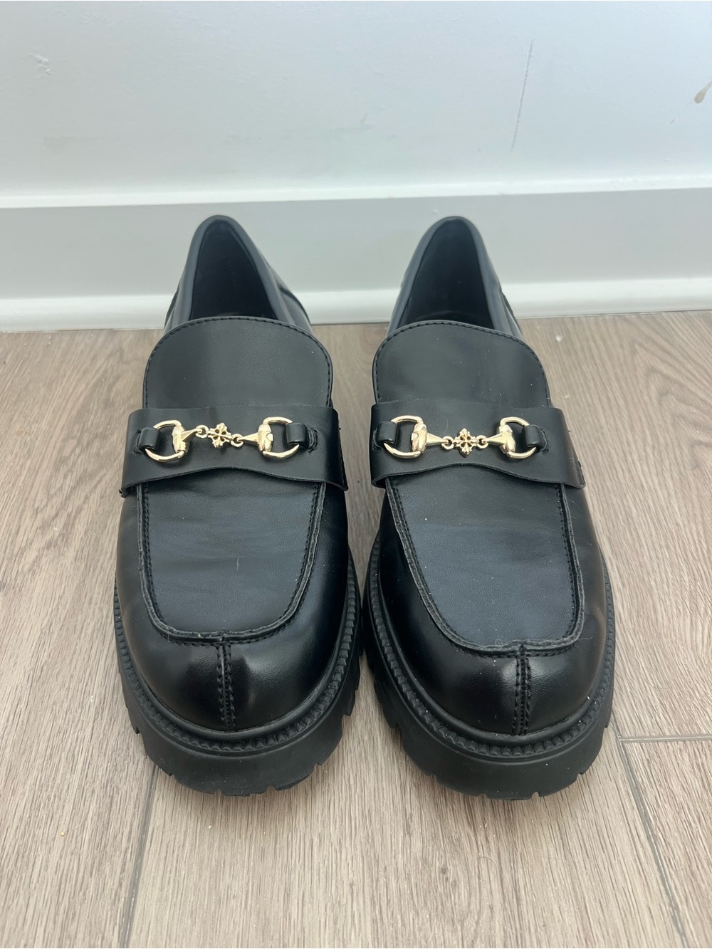 Steve Madden Black Leather Loafers with Gold Detailing - Size 10